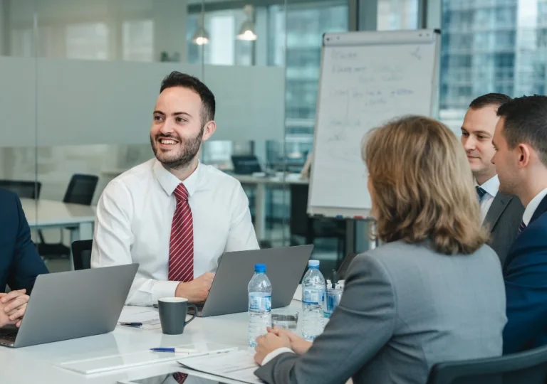 Théo Hénusse animant une séance de coaching en anglais avec des professionnels