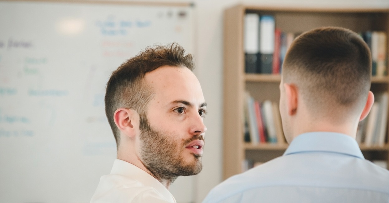 Théo Hénusse échangeant avec un professionnel pendant une séance de coaching en anglais.